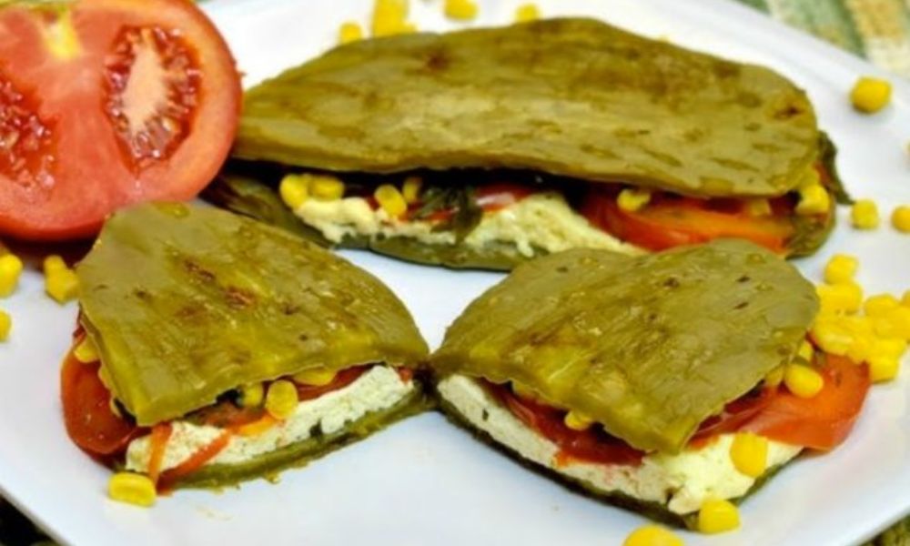 Receta de nopal empapelado relleno de queso con rajas y elotes