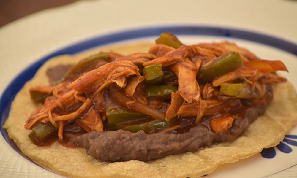 Receta de pollo con nopales en adobo de guajillo