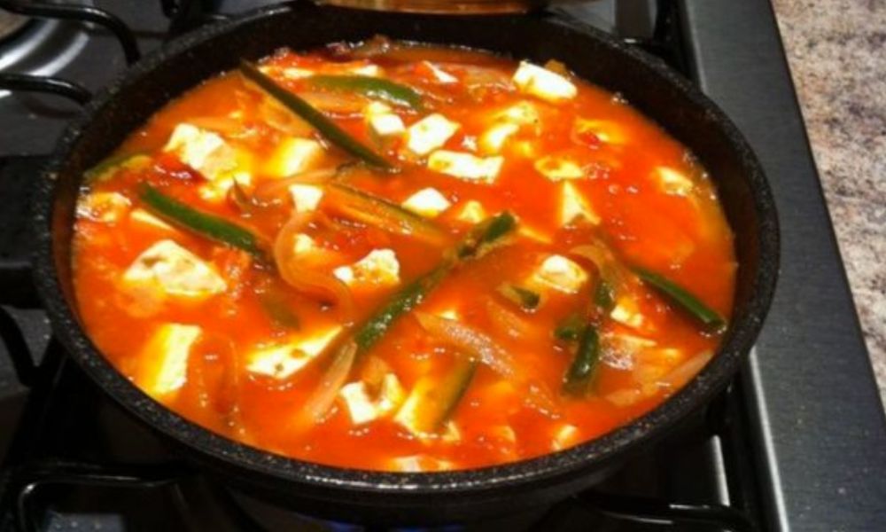 Receta de rajas con queso en caldillo de jitomate
