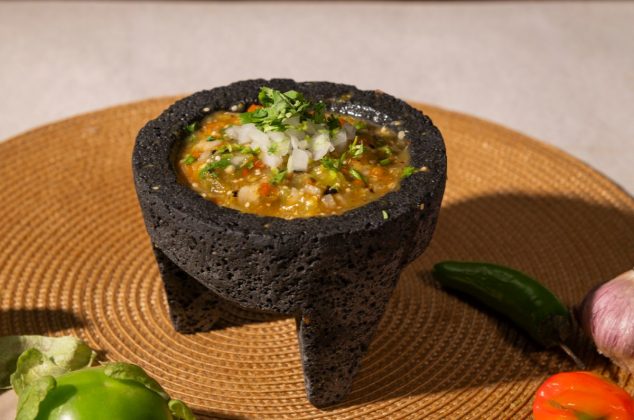Receta de salsa verde tatemada que sí pica y queda lista en minutos