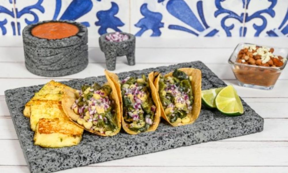 Receta de tacos de rajas con crema, elotes y queso asado