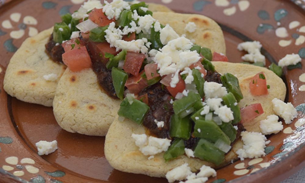 Receta de tlacoyos tradicionales de haba y frijol