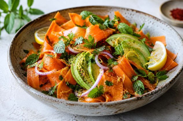 Ensalada de zanahoria y aguacate lista en menos de 30 minutos