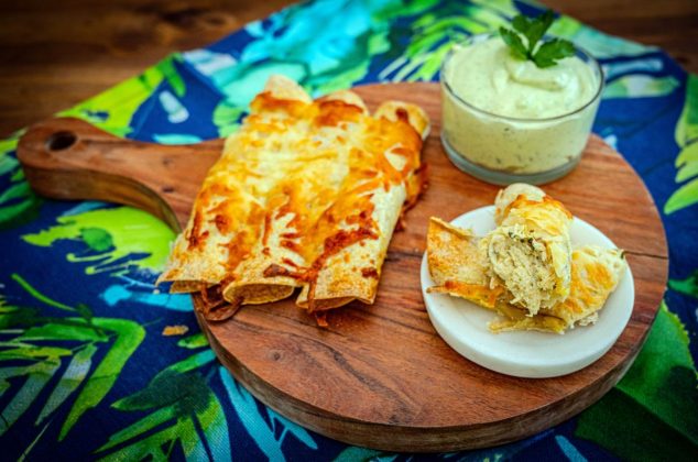 Rollos cremosos de pollo con aderezo de cilantro
