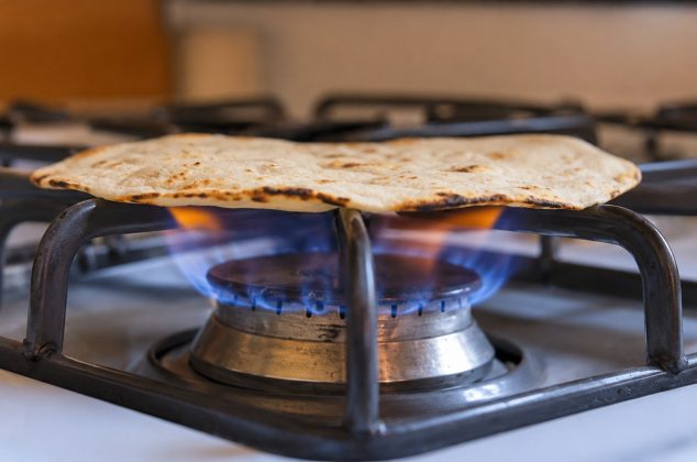 ¿Es bueno o malo calentar tortillas directo en la flama? Esto dicen los expertos