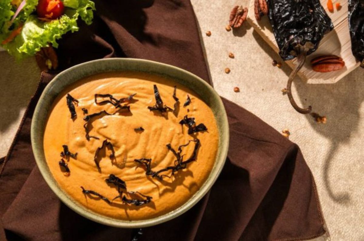 Aderezo de chile pasilla con nuez y crema