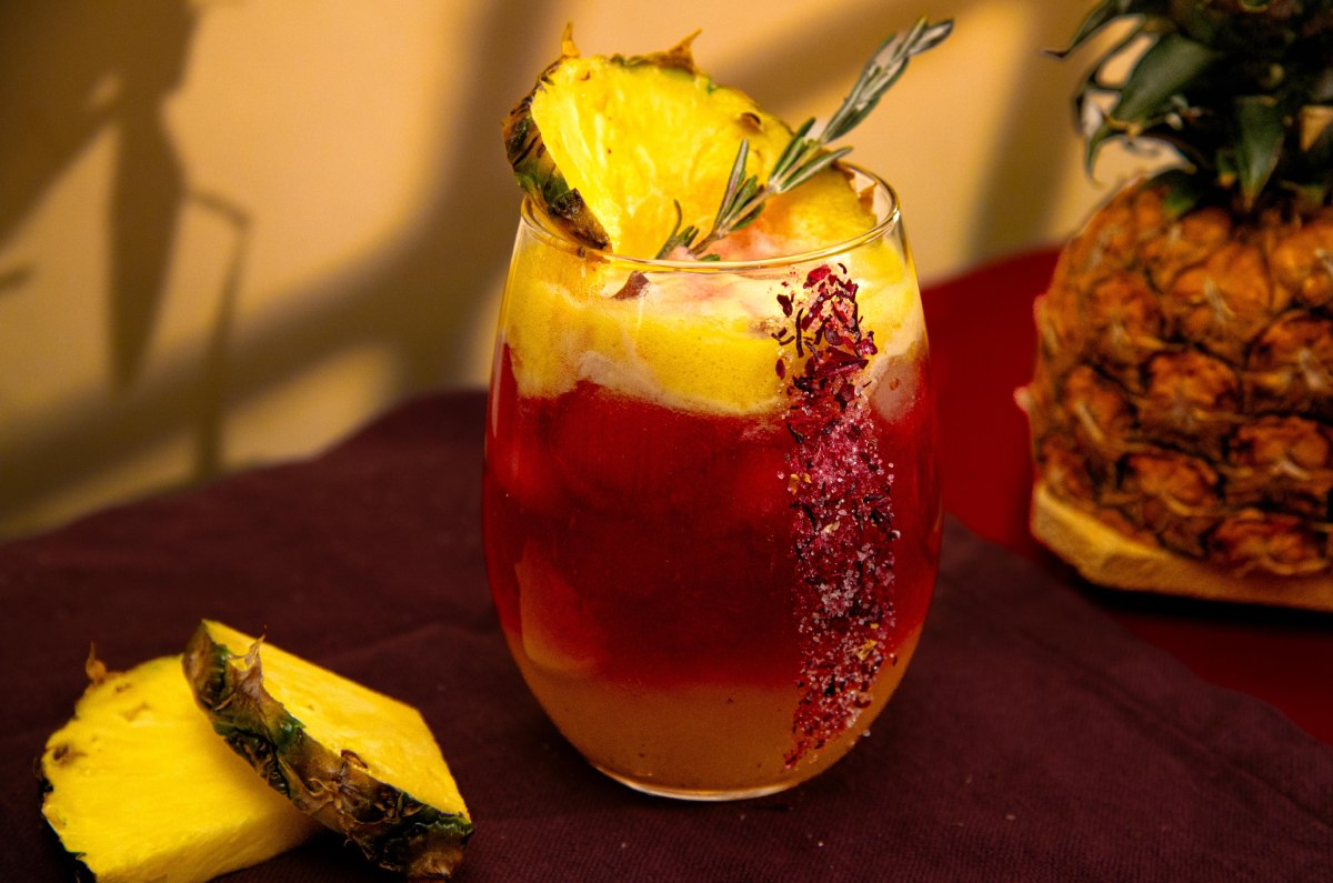 Agua de jamaica con piña y romero, receta refrescante y fácil de preparar