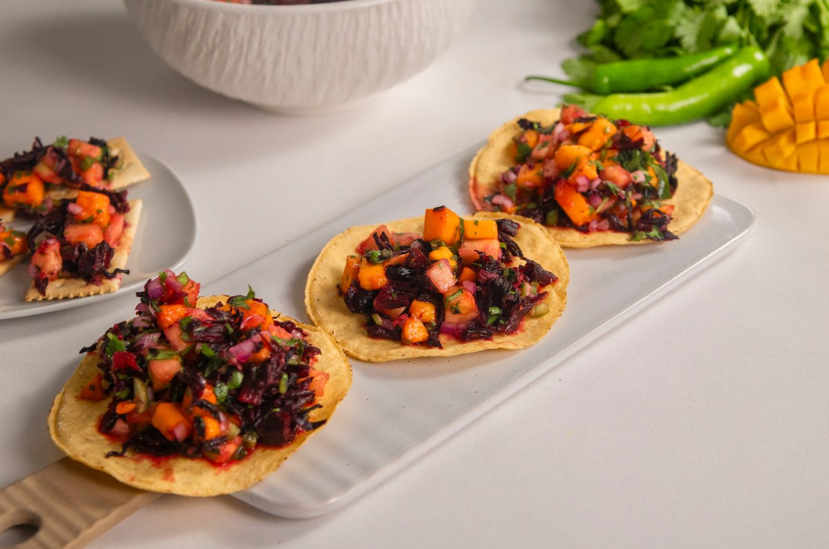 Ceviche de jamaica con mango y piña, receta fresca, fácil y saludable