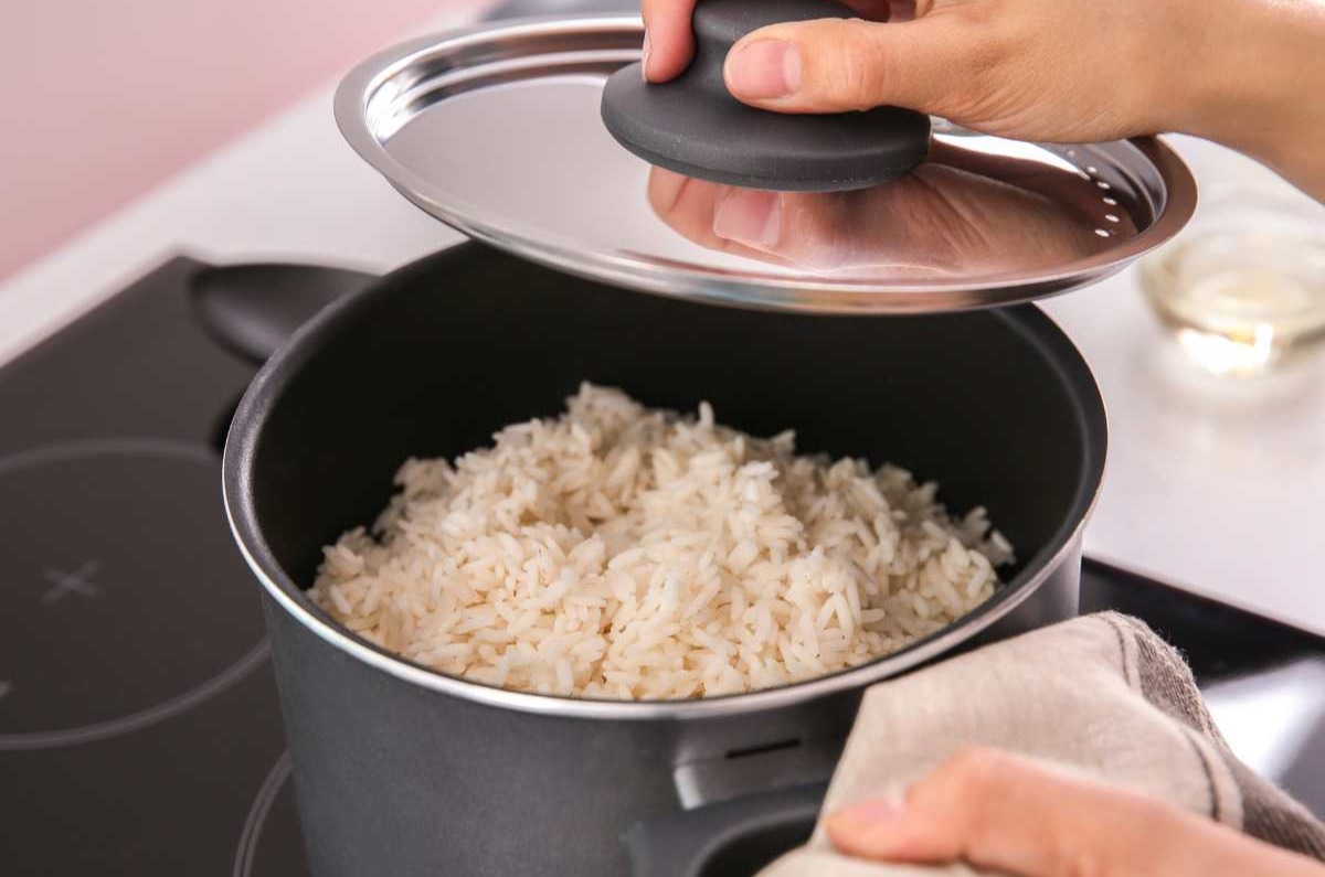 ¿Agua o caldo de pollo? Todos aseguran que con este ingrediente se logra el mejor arroz casero