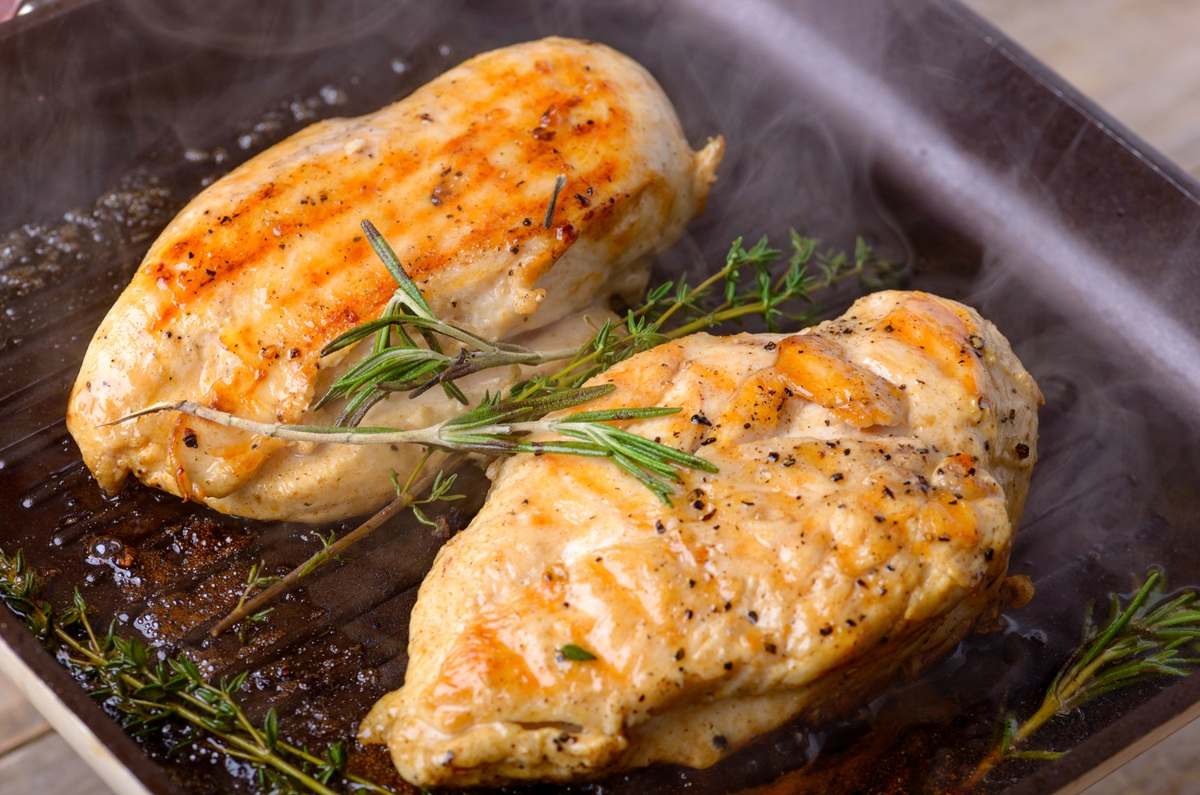 El truco del vinagre para evitar que el pollo quede seco y más jugoso al cocinarlo