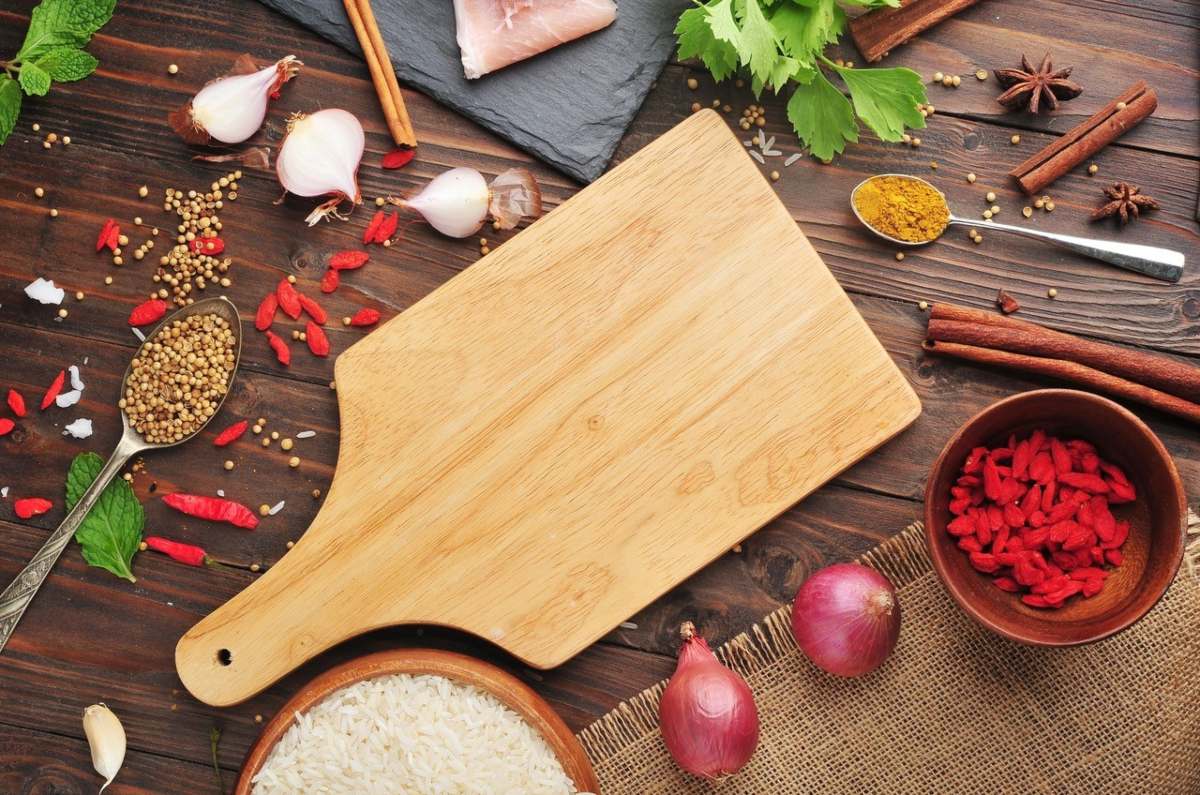 Cómo limpiar una tabla de picar de madera y eliminar manchas y malos olores