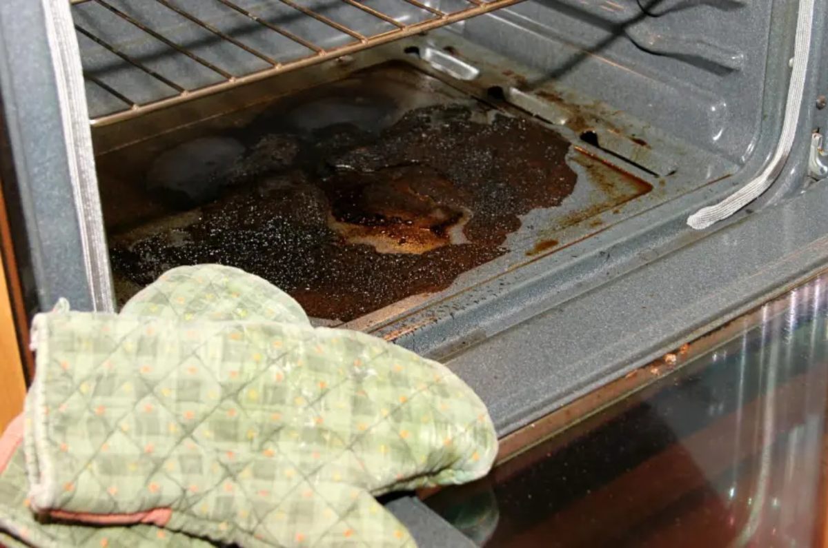 cómo quitar grasa pegada del horno