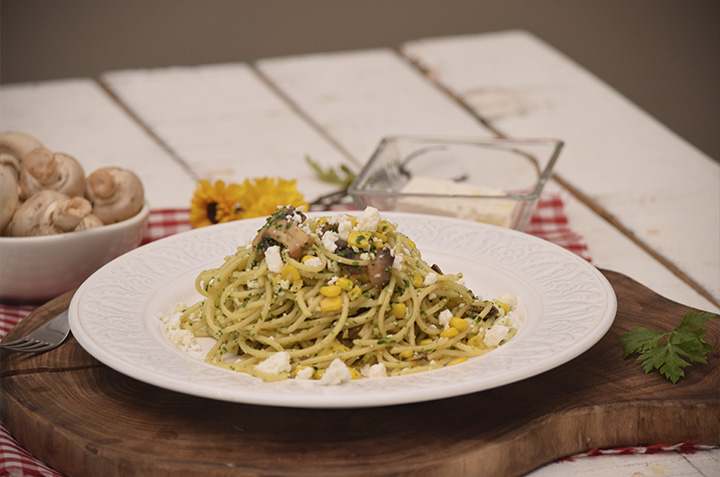 Espagueti con champiñones y elote: una pasta económica y llena de sabor
