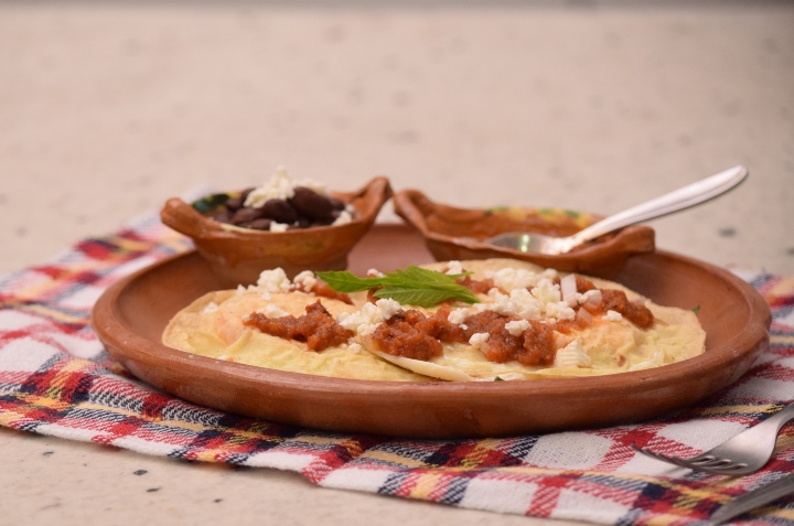 Huevos encamisados con salsa roja: la receta tradicional que conquista cualquier desayuno