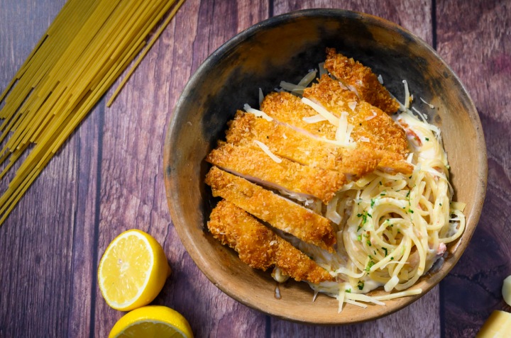 Pasta cremosa con pollo empanizado lista en 30 minutos