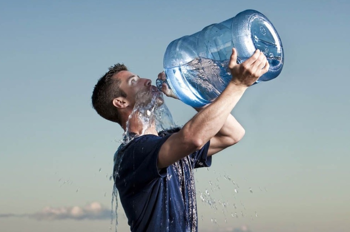 ¿Fin del mito? Esta es la razón por la que no deberías obligarte a beber 2 litros de agua diarios