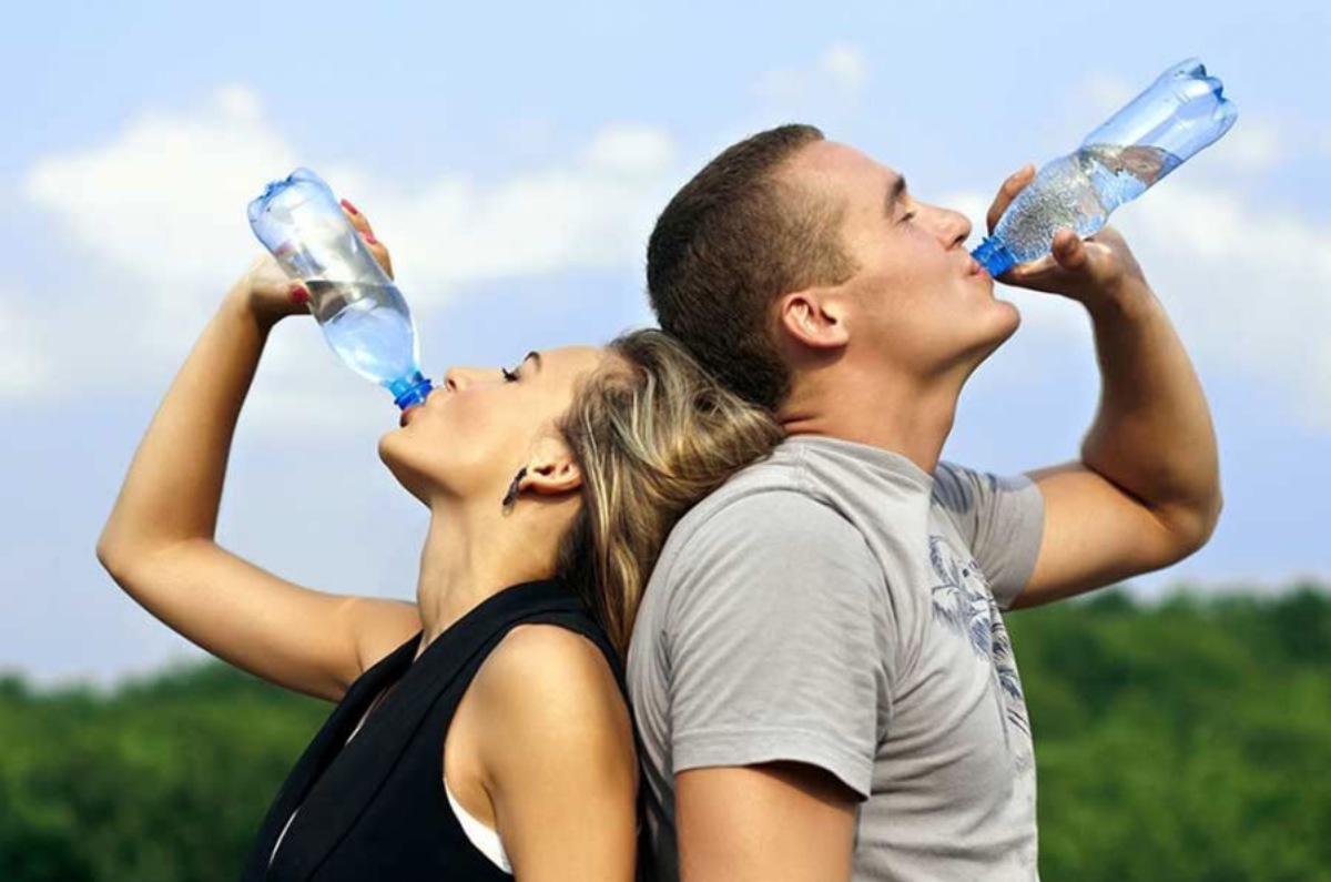por qué no debes beber 2 litros de agua al día
