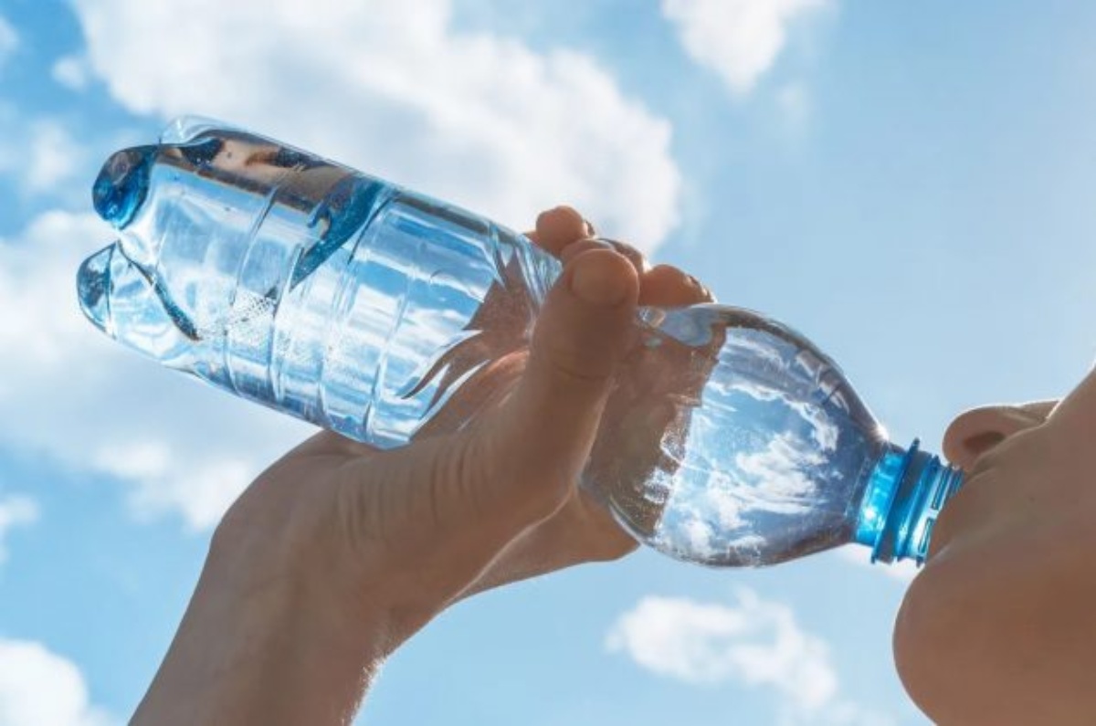 por qué no debes beber 2 litros de agua al día