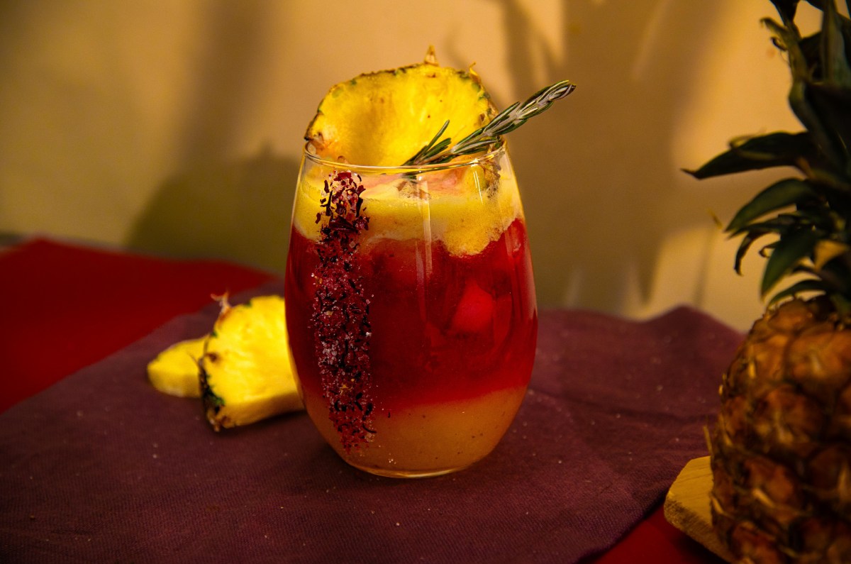 Agua de jamaica, piña y romero: la bebida refrescante que debes probar