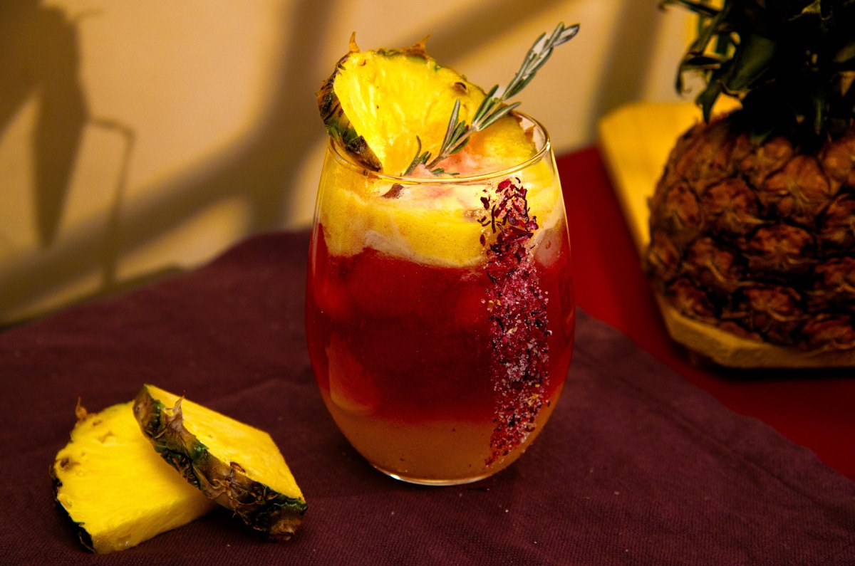 Agua de jamaica, piña y romero: la receta tropical que refresca al instante