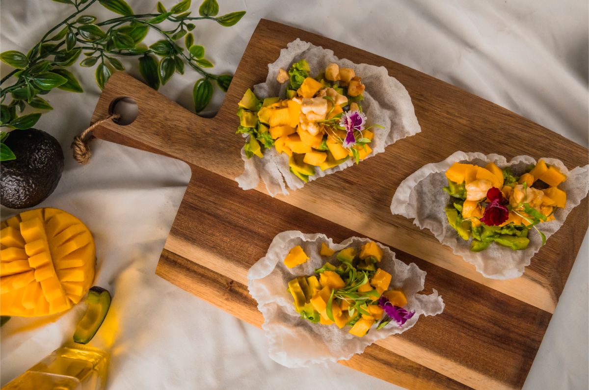 Canastitas saludables de arroz con mango y aguacate