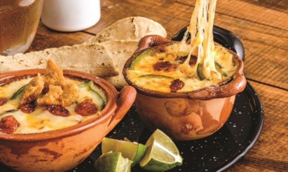 Receta de cazuelitas de queso fundido con chorizo o choriqueso