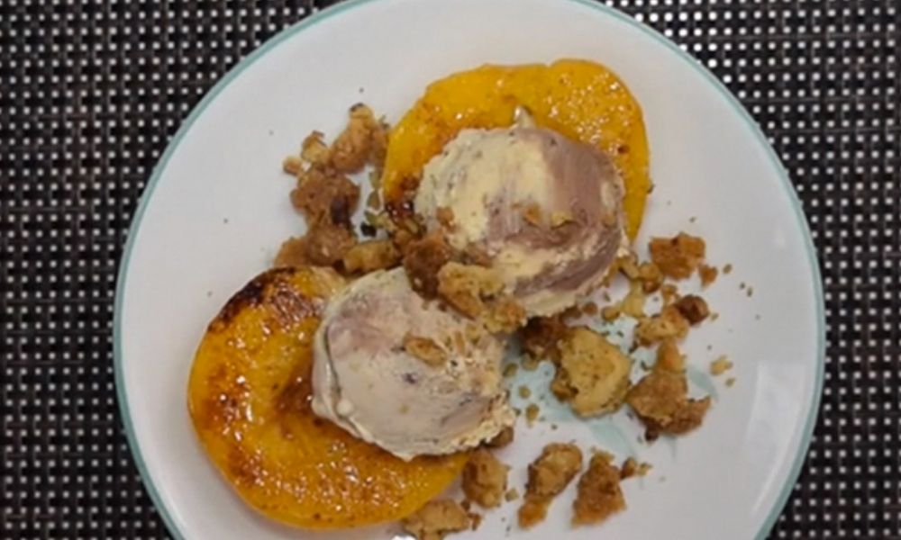 Receta de duraznos con helado y crumble de nueces