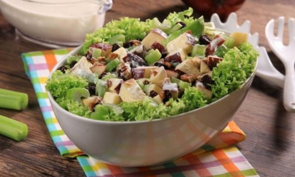 Receta de ensalada de pollo fría con yogur y manzana