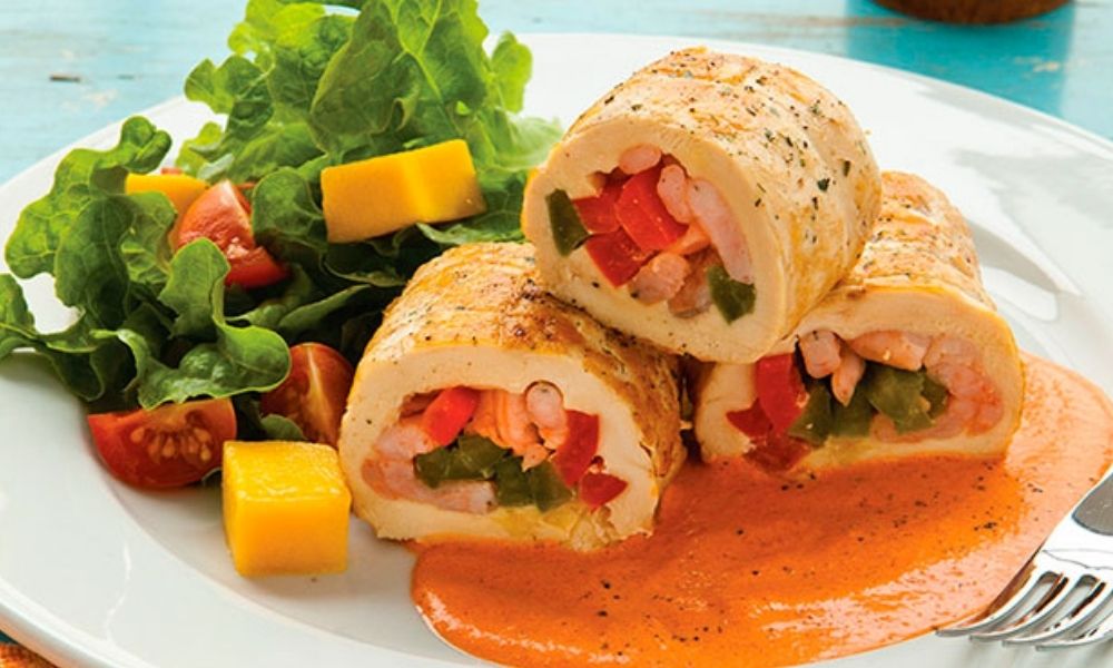 Receta de rollos de pollo rellenos de jamón y queso en salsa morrón