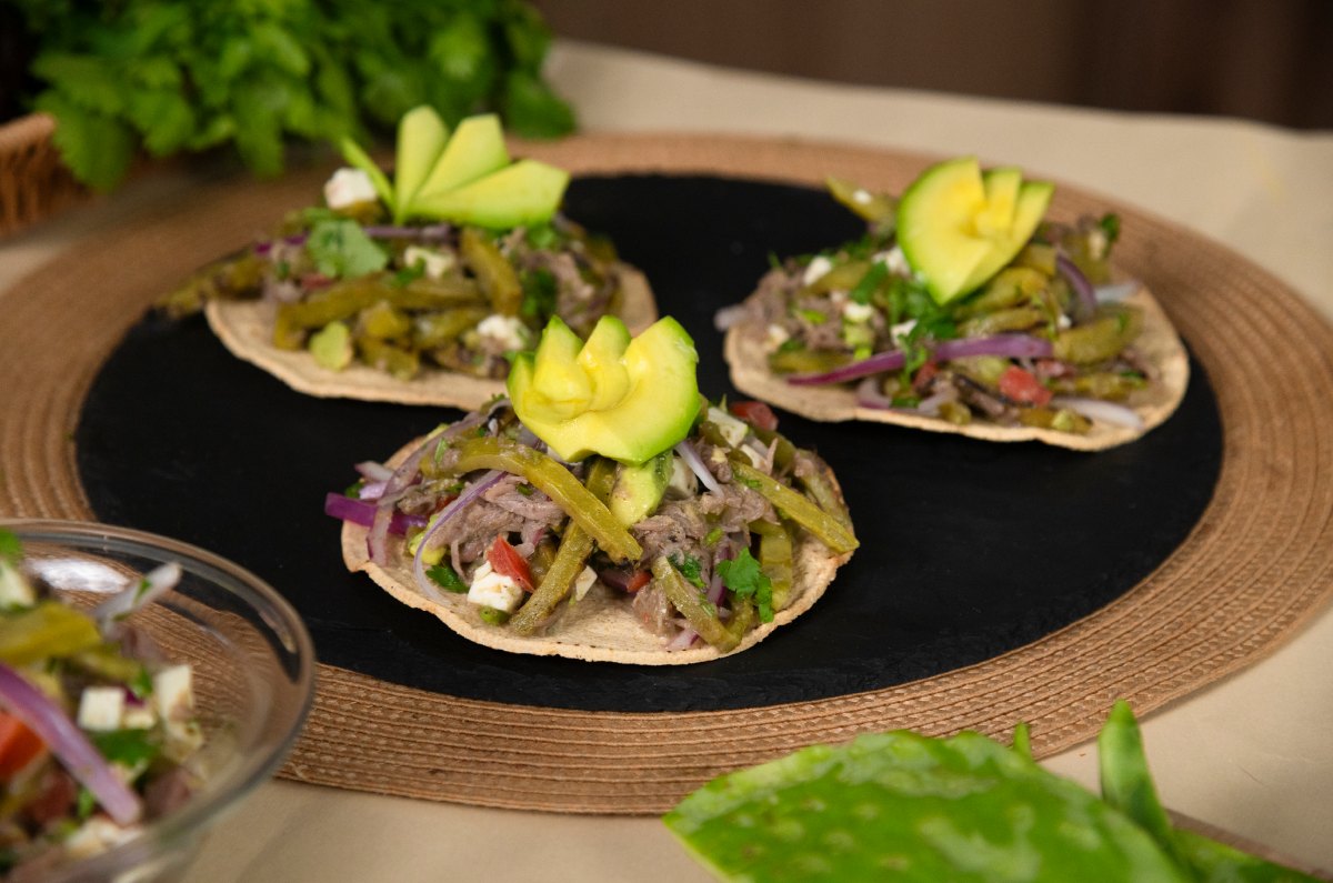 La mejor receta de salpicón de nopales con aguacate y queso panela