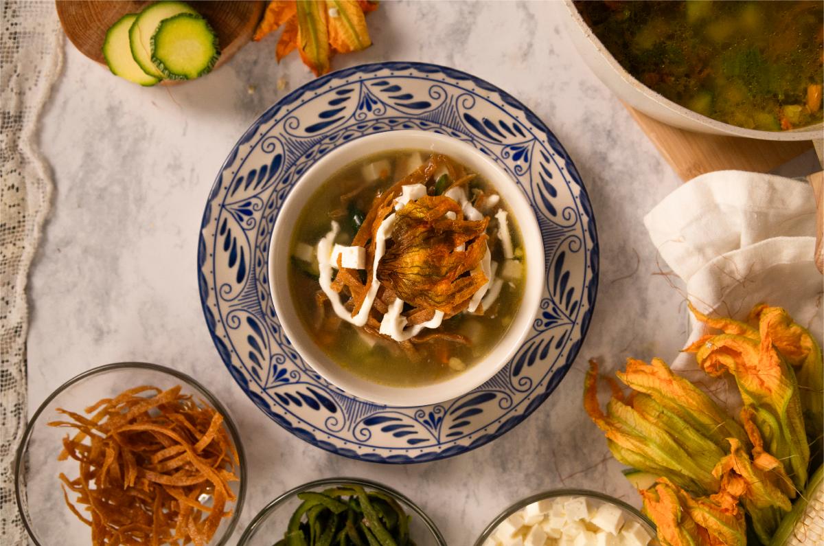 La sopa de flor de calabaza que te hará olvidar el frío; lista en pocos pasos