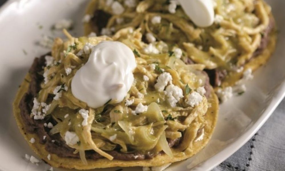 Receta de tostadas de tinga de pollo en salsa verde