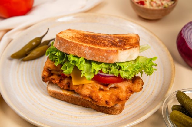 Sándwich de pollo crispy, crujiente por fuera y jugoso por dentro