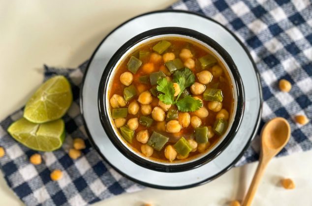 Sopa caliente de garbanzo y nopales, perfecta para el frío