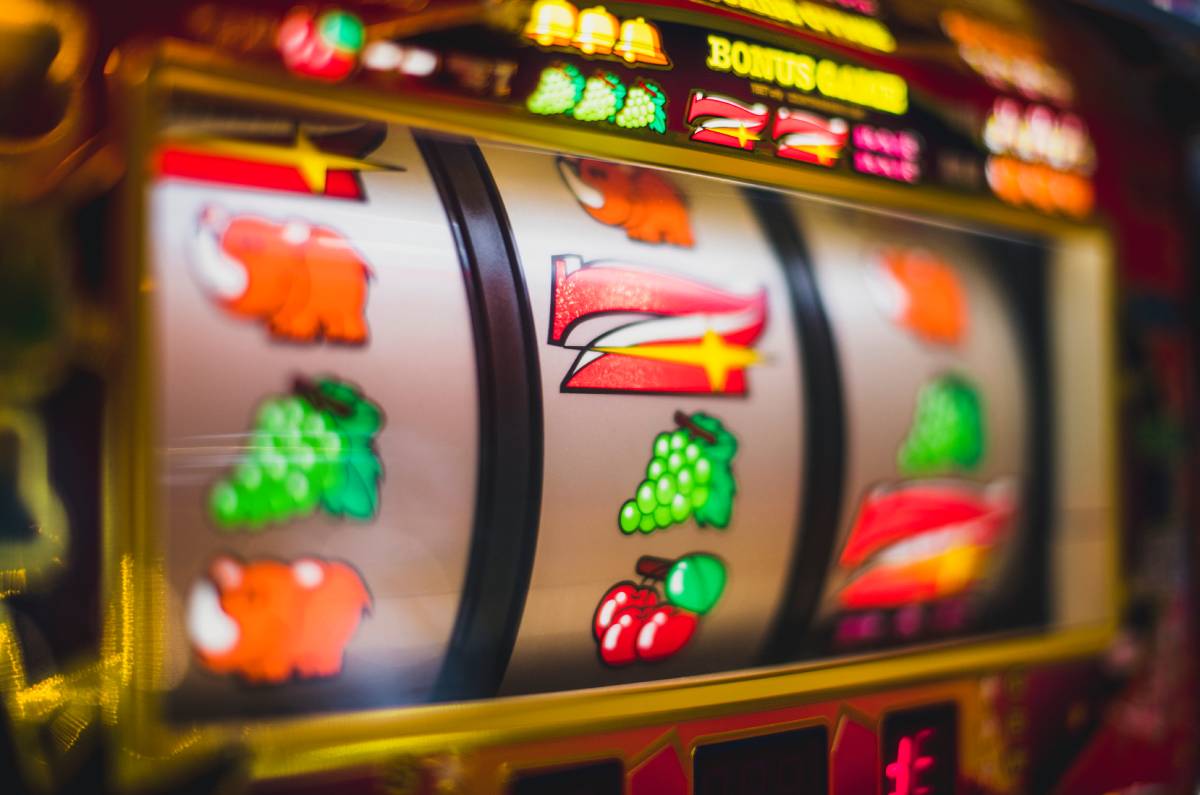 La evolución de las tragamonedas: de las clásicas frutas a las slots en línea