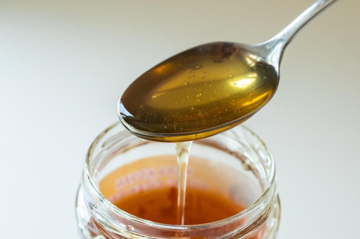 El truco de la cuchara con aceite para que la miel no se pegue y no desperdicies ni una gota