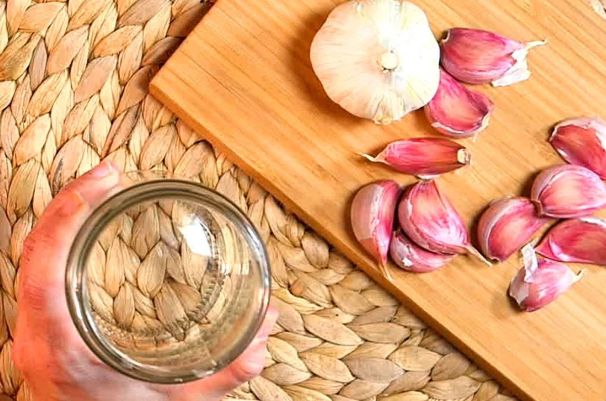 Cómo pelar ajos fácilmente con agua caliente: el truco que ahorra tiempo en la cocina