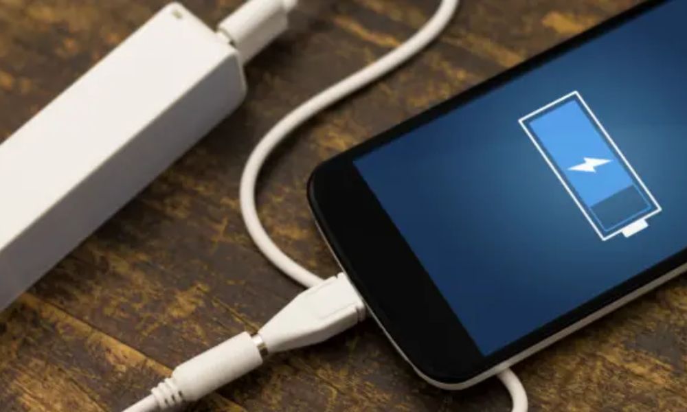 Dejar el cargador conectado con el celular al 100% es malo