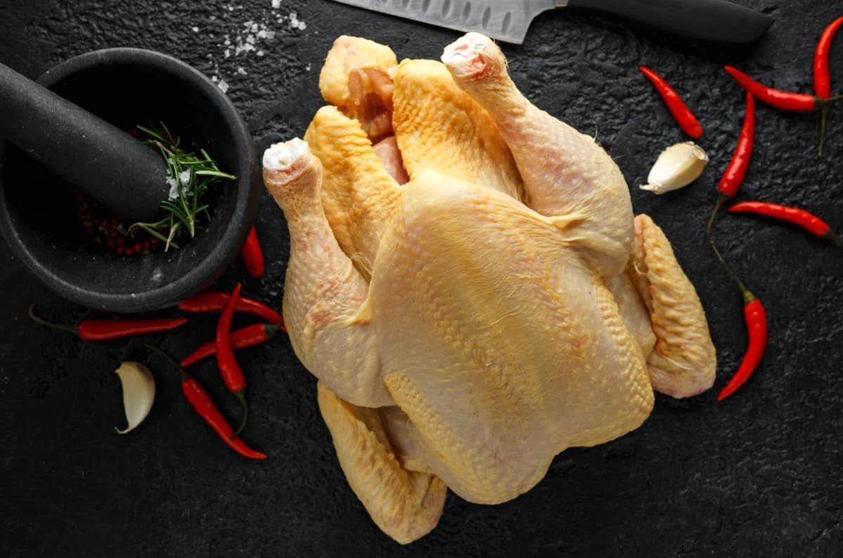 por qué el pollo es amarillo en México