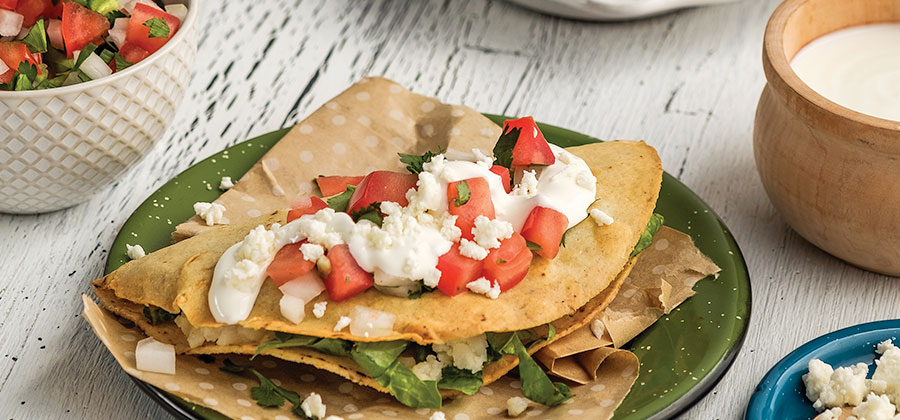 Quesadillas de papa fritas con pico de gallo, un clásico mexicano