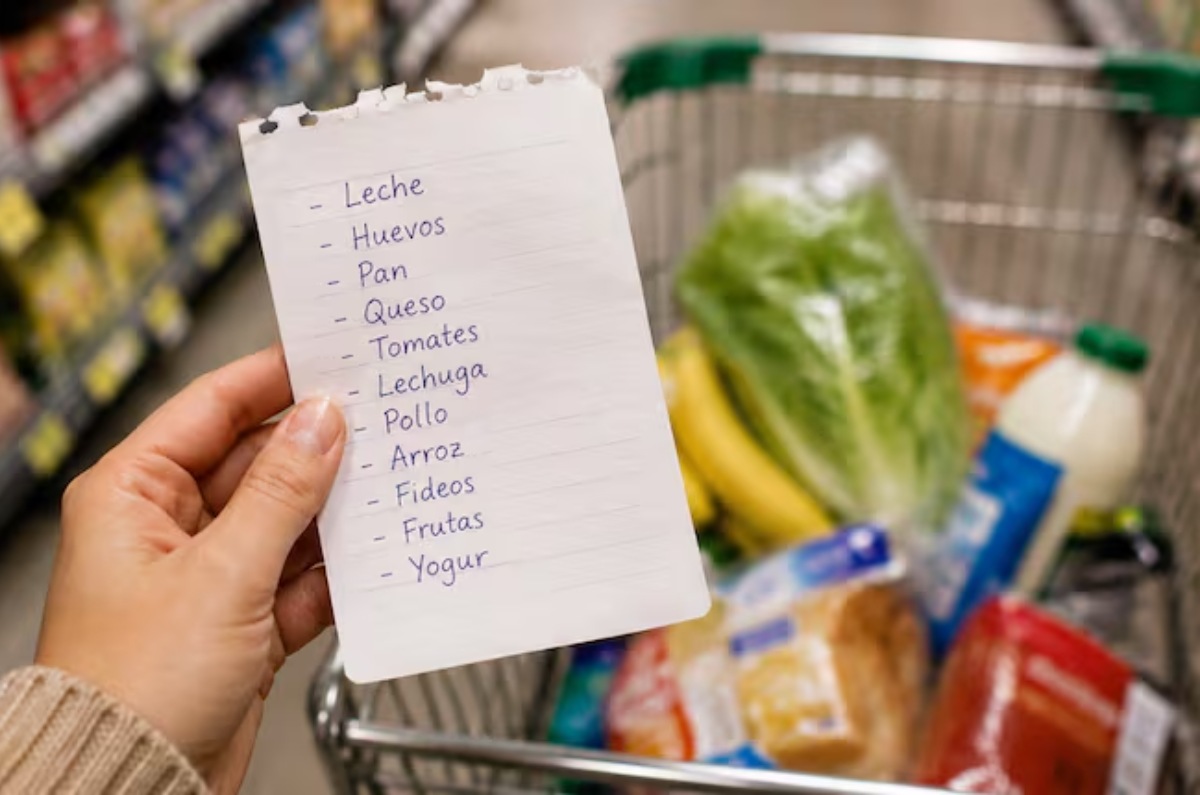 Lo que revela la psicología sobre las personas que todavía escriben la lista de compras en papel