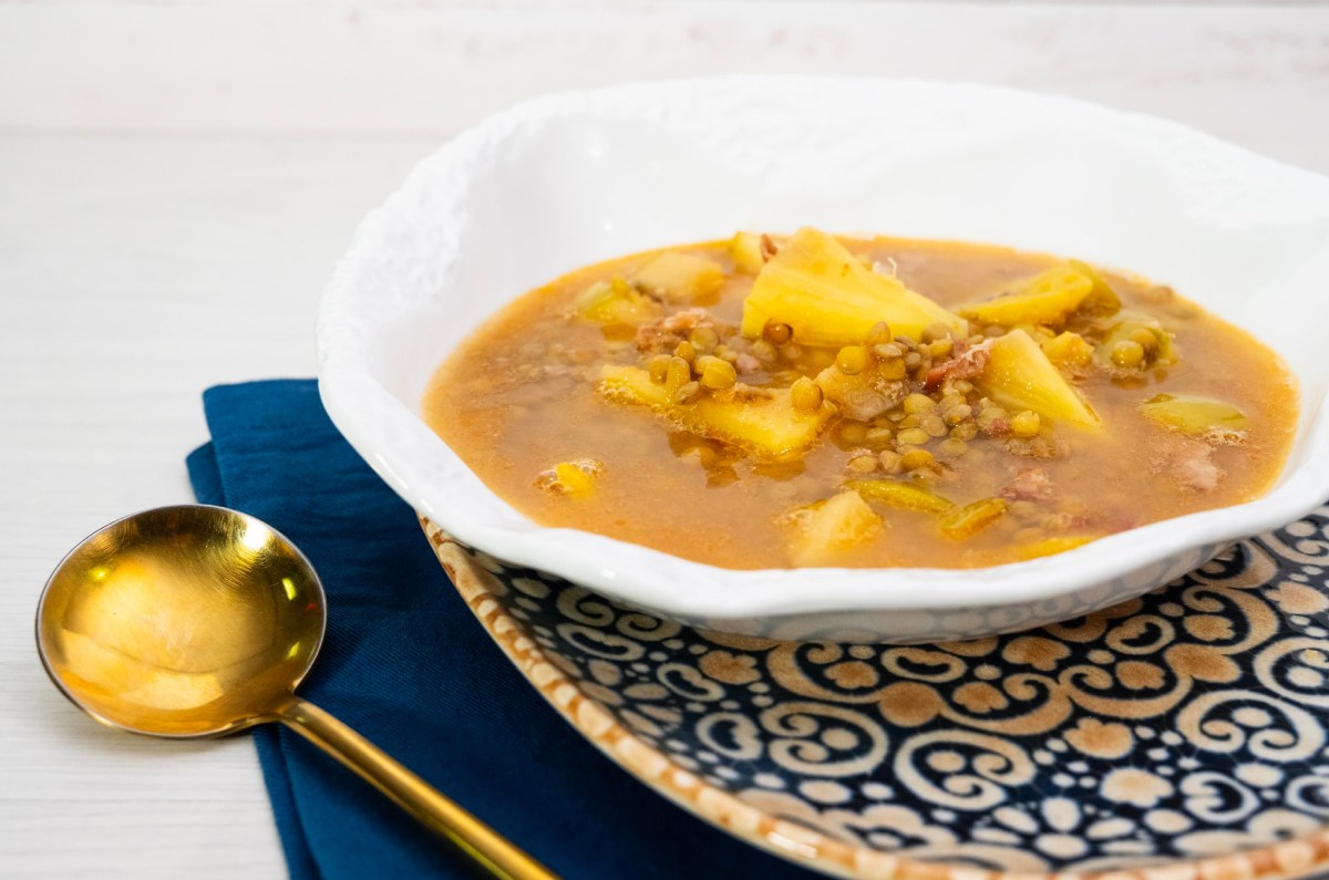 Sopa de lentejas con tocino, una receta rendidora y llena de sabor