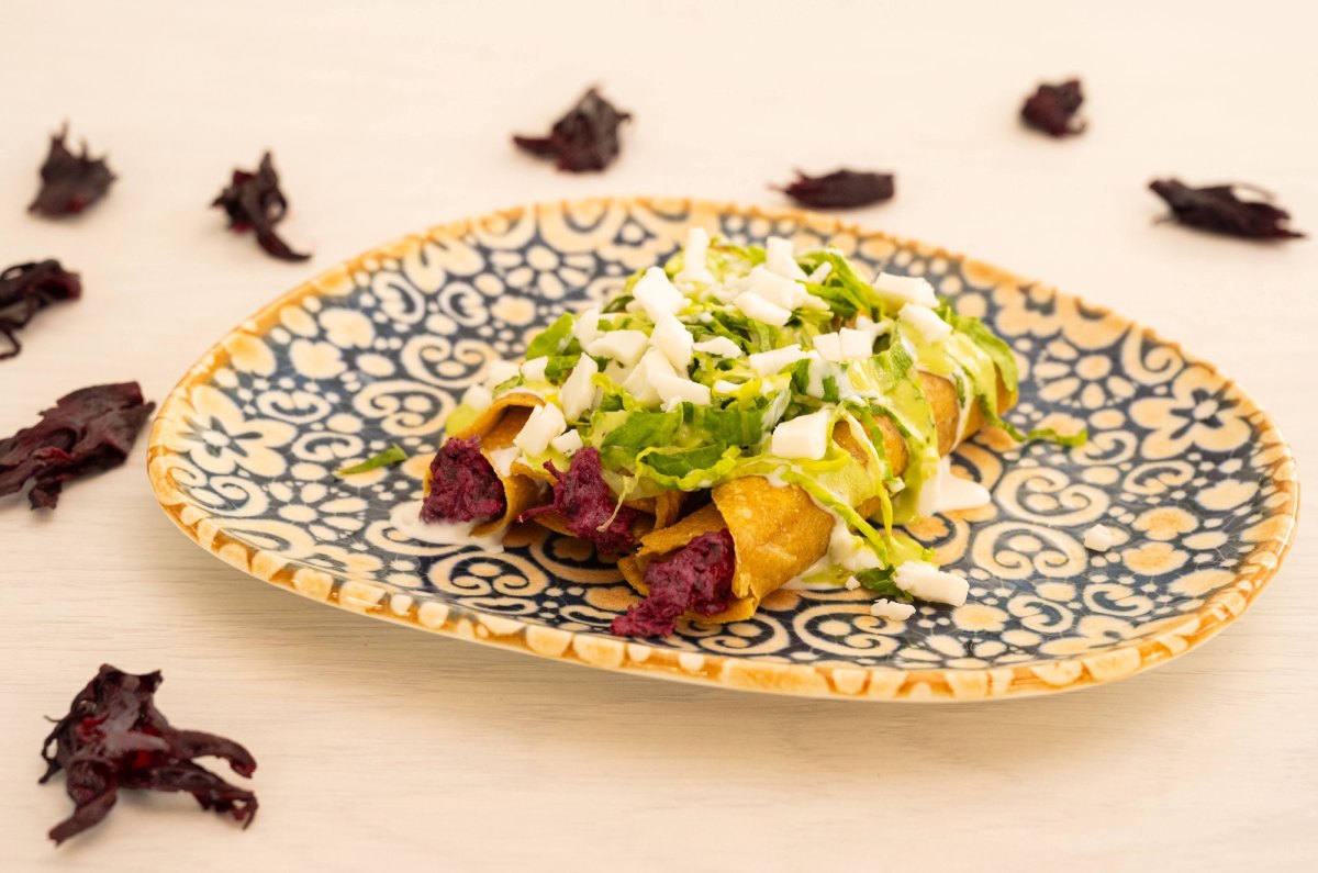 Tacos de jamaica con requesón, aprovecha cada ingrediente
